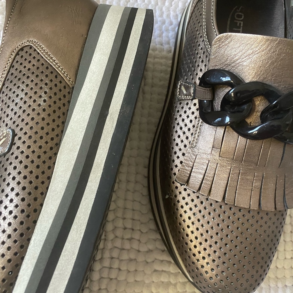 Softwaves. 39 1/2. This show goes with everything! Brown/black/bronze tones.